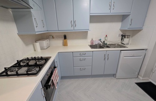 Oadby House | Spacious 3 bedroom Family house with games room in quiet area