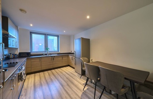 Stratford and New Town Apartment | Spacious 3-bed Apartment in Stratford | Free Parking & Terrace