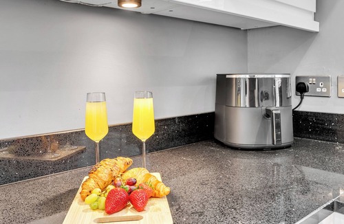 Trafford House | Spacious 3-Bed Home with Huge Private Garden - Next to Trafford Centre