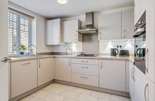 Moulton House | Spacious 3 Bed House With 2 Bathrooms & Parking