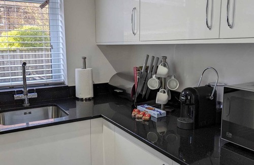Portswood House | Spacious 3 Bedroom House Sleeps 6 |Driveway|Garden