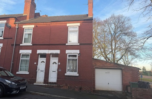 Doncaster House | Spacious 3-Bedroom House in Doncaster with Vintage Charm