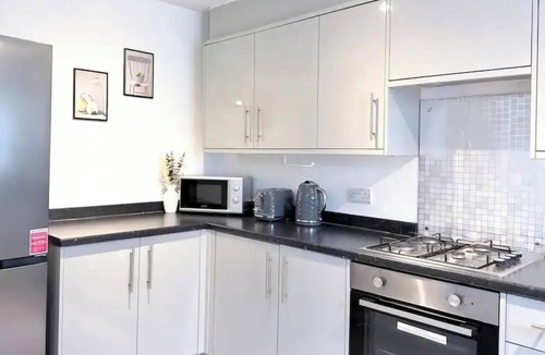 Leigh House | Spacious 3 Bedroom Home Sleeps 5, Near Leigh Sports Village, Free parking & WiFi