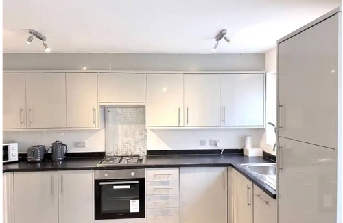 Leigh House | Spacious 3 Bedroom Home Sleeps 5, Near Leigh Sports Village, Free parking & WiFi