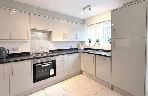 Leigh House | Spacious 3 Bedroom Home Sleeps 5, Near Leigh Sports Village, Free parking & WiFi