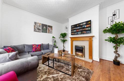 Southampton House | Spacious 3 Beds Home Close to Southampton GENERAL HOSPITAL - sleep 9 - Free Parking - Pool table - 2 Large TVs