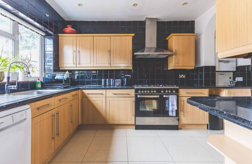 Southall Green House | Spacious 3BDR Home Near Southall Station Heathrow