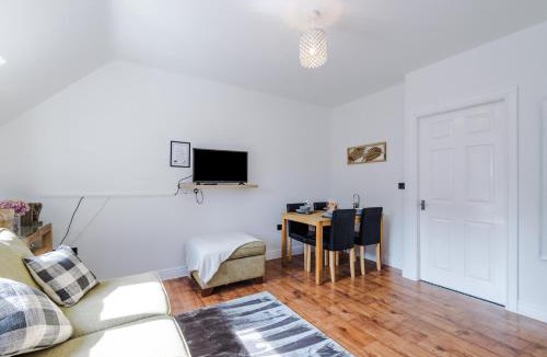 Golborne House | Spacious 3BR Home in Warrington Close to Golf & Sailing
