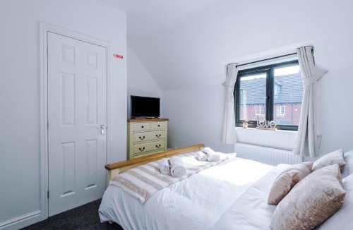 Golborne House | Spacious 3BR Home in Warrington Close to Golf & Sailing