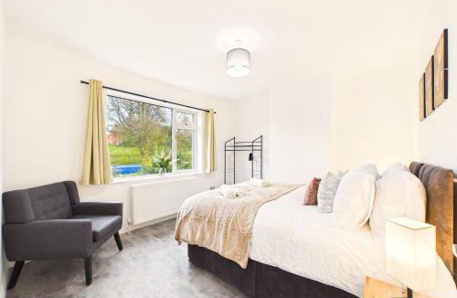 Leicester House | Spacious 3BR House | Parking | Sleeps 6
