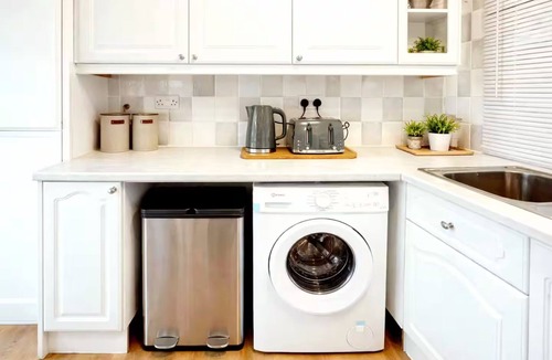 Runcorn Apartment | Spacious 3BR Near Liverpool & Chester | Parking