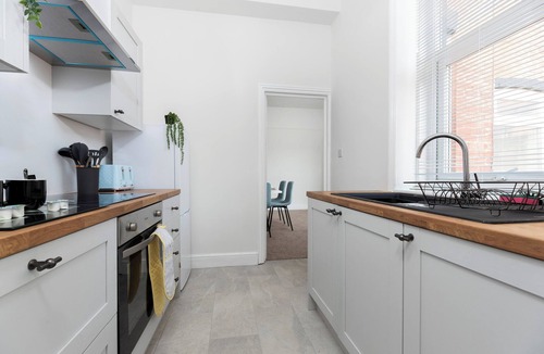 Roker House | Spacious 3BR WiFi Parking Contractor Stay