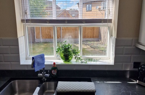 Thetford House | Spacious 4 Bed 2.5 Bath Detached Home | Sleeps 8 | Free Parking | Fast WiFi