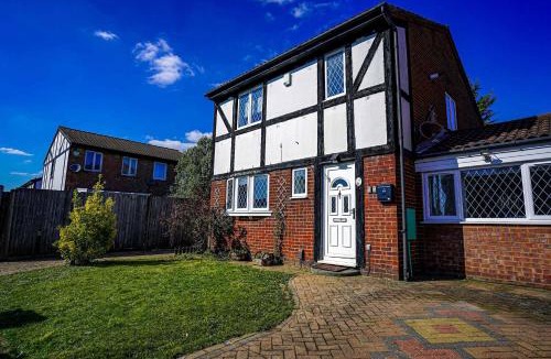 Tea Green House | Spacious 4-Bed Contractor House with Parking and Fast WiFi in Luton by Jesswood Properties