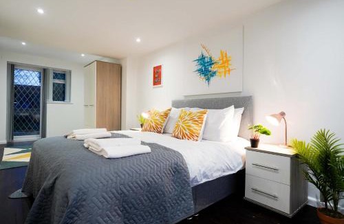 Tea Green House | Spacious 4-Bed Contractor House with Parking and Fast WiFi in Luton by Jesswood Properties