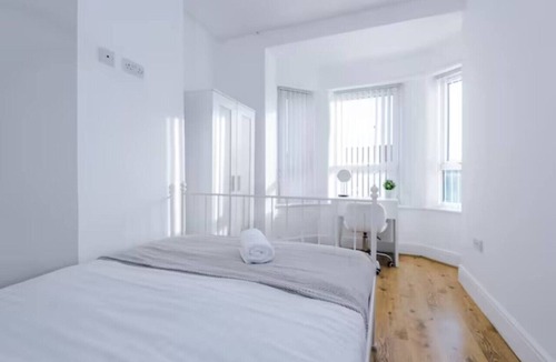 Salford House | Spacious 4-Bed House Manchester