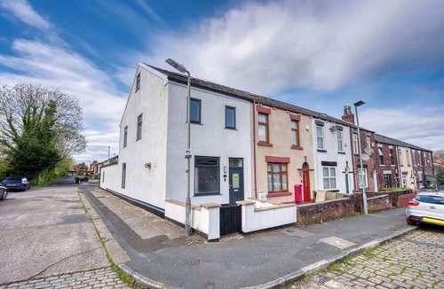Farnworth House | Spacious 4-Bedroom Bolton House, Sleeps 11, Garden and Parking