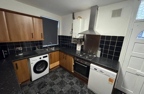 Doncaster House | Spacious 4-Bedroom Doncaster Home | Sleeps 12 | Ideal for Fmilies & Contractors