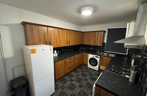 Doncaster House | Spacious 4-Bedroom Doncaster Home | Sleeps 12 | Ideal for Fmilies & Contractors
