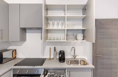 Brent Cross House | Spacious 4 BR House Near Tube station - 3 min walk