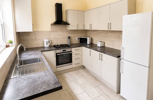 Rusholme House | Spacious 4BR House Sleeps 8 Near MRI, University & City Centre