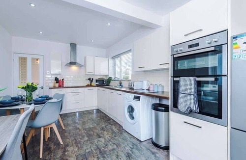 Mancot House | Spacious 4BR Sleeps 7 | Contractor Stays