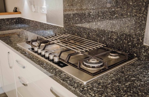 Newport Pagnell House | Spacious 5-bed Home in Milton Keynes by Renzo, Driveway Parking, Close to M1