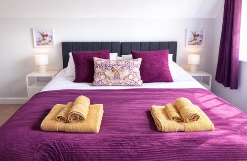 Woodthorpe House | Spacious 5 Bedroom House, Sleeps 10, with Games Room, Gated Parking and Large Garden