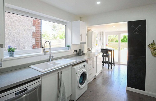 Luton House | Spacious 5 Bedroom House by Jesswood Properties with Private Pool Parking x 3