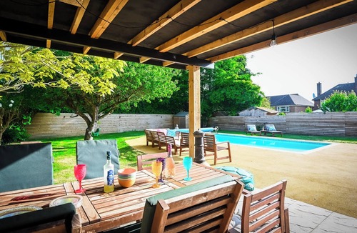 Luton House | Spacious 5 Bedroom House by Jesswood Properties with Private Pool Parking x 3