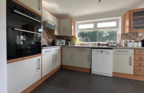 Peterborough House | Spacious 5 BR up to 10 guests | Off-road Parking