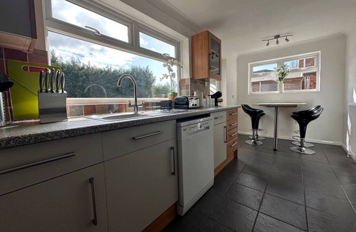 Peterborough House | Spacious 5 BR up to 10 guests | Off-road Parking