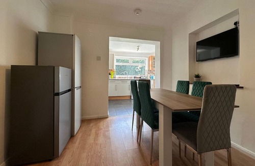 Peterborough House | Spacious 5 BR up to 10 guests | Off-road Parking