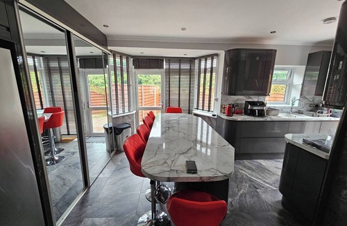 Staines House | Spacious 5-Bedroom House in Staines-upon-Thames with Garden