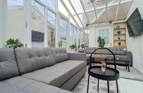 Liverpool House | Spacious 5BR Home Near Central Liverpool Parking