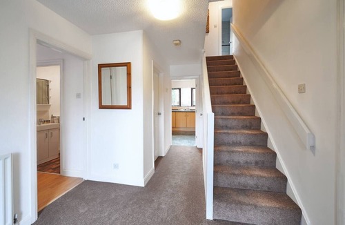 Bletchley House | Spacious 6 bedroom 5 bathroom home with parking