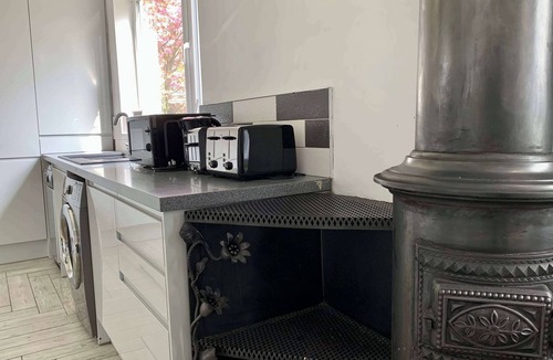 Willenhall House | Spacious 6BR House with Driveway Parking