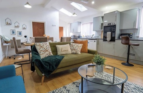 Stonnall House | Spacious 7BR House Sleeps 14 near NEC/JLR/BHX +