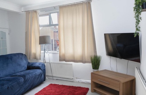 Leigh Other | Spacious and Comfy Pad - Perfect for Long Stays & Contractors - Close to Sports Village, Leigh Market, and Mesnes Park - Easy Parking - Speedy Wi-Fi - Free On-Site or Nearby Parking - Private Luxury Garden