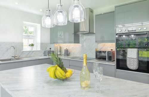 Winshill House | Spacious and lovely 5 bed property Ample and free parking