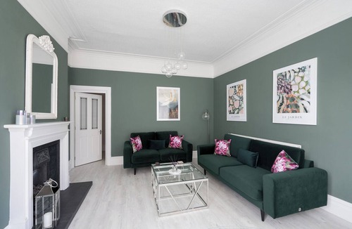 Harrogate City Centre Apartment | Spacious Apartment with Period Features in Centre of Harrogate with Free Parking