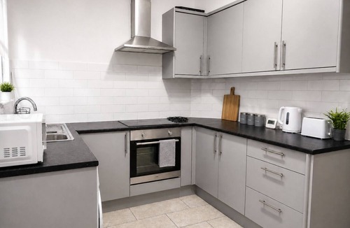 Barnsley House | Spacious Barnsley Home I Sleeps 6 I Parking I WiFi