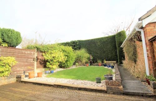 Marple House | Spacious bungalow - private secure garden - sleeps up to 6