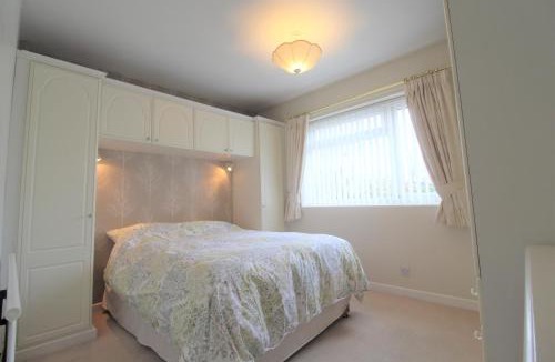 Marple House | Spacious bungalow - private secure garden - sleeps up to 6