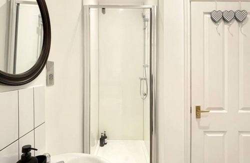 Newark Apartment | Spacious Central 2 bed Apartment sleeps 8 Newark