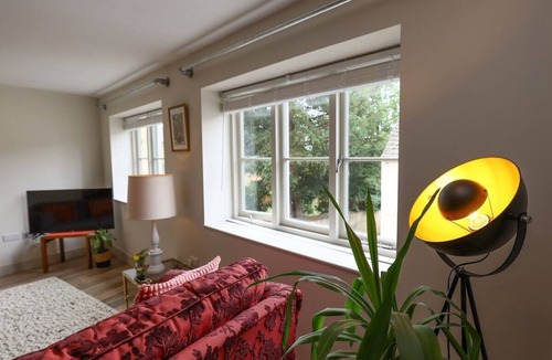 Charlbury Apartment | Spacious, central flat w. super king/twin & parking