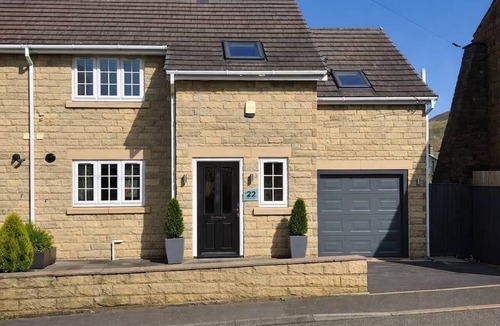 Ashton-under-Lyne House | Spacious five-bedroom modern countryside escape perfect for families and groups