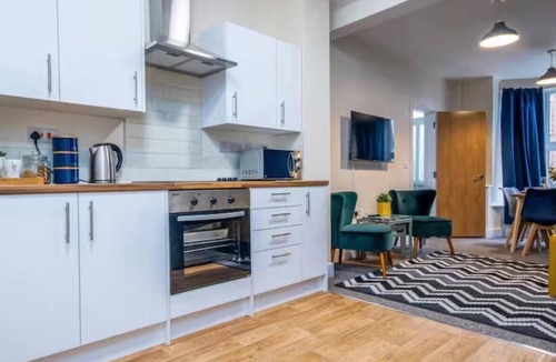 Shirley House | Spacious free Parking Long Stay Sleeps 8 | WiFi