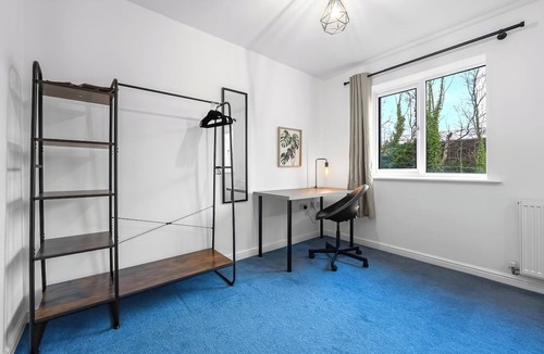 Smethwick House | Spacious Home, Contractors, Super King Beds, Free Parking, Fast Wi-Fi, Netflix