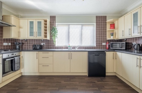 Peterborough House | Spacious Home for 10 - Garage & Family Ready